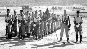 Daniel Fuentes, sujeta el estandarte de la formación de élite destinada en Ifni en el año 1962. (Imagen cedida por J.F.M.)