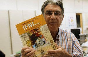 Daniel Fuentes, con el libro sobre la provincia de Sidi Ifni. (Foto: R. Gómez)