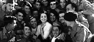Carmen Sevilla visita en 1957 a las tropas españolas en la guerra de Ifni, uno de los episodios a los que afecta la desclasificación.