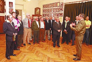 El coronel Fernández recibe al grupo en el Museo Militar Regional, en el acuartelamiento Diego Porcelos. Ángel Ayala
