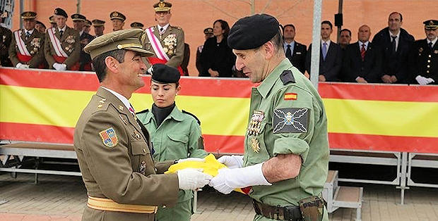 El general de la BRIPAC, Alfredo Pérez Aguado, recibe la bandera de manos del teniente coronel Pradillo. (Foto: BRIPAC)