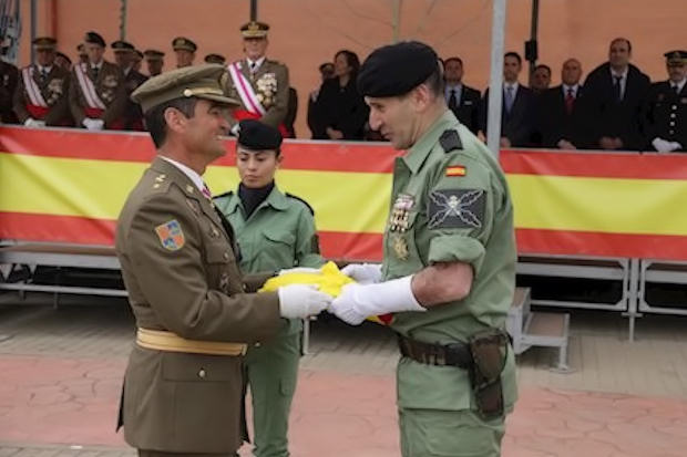 El general de la BRIPAC, Alfredo Pérez Aguado, recibe la bandera de manos del teniente coronel Pradillo. | BRIPAC