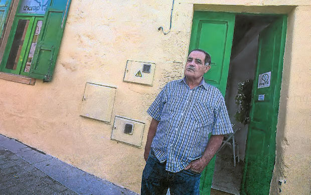 Fabián posa ante la casa donde nació y vivió, el número 14 de la calle Alejandro Hidalgo. (Foto: Borja Suárez)
