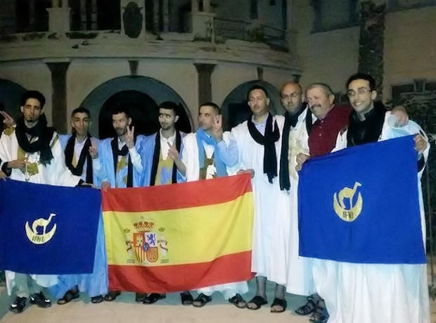 Seis miembros del grupo durante la recepción con activistas de derechos humanos frente al antiguo consulado español en Ifni.