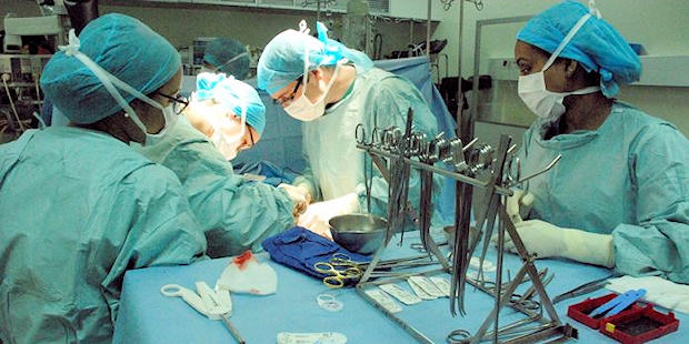Implantación quirúrgica exitosa de una prótesis de cadera.