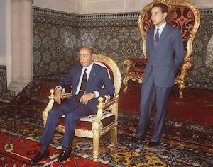 El fallecido rey Hassan II de Marruecos y su hijo, el príncipe Sidi Mohamed, en una audiencia en 1986.- AFP