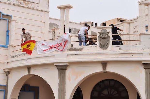  Descendientes de españoles protestan en el tejado del edificio de la antigua Pagaduría de España en Ifni. 25 de julio de 2016. 