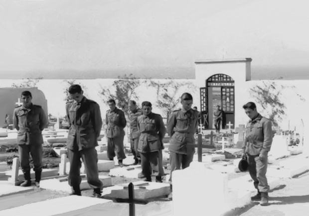 Soldados rezando en el cementerio de Sidi Ifni.