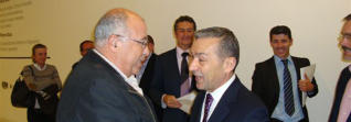 El presidente del Gobierno canario, Paulino Rivero, saluda a Juan Rodríguez, consejero delegado de Cororasa. / A. C. 