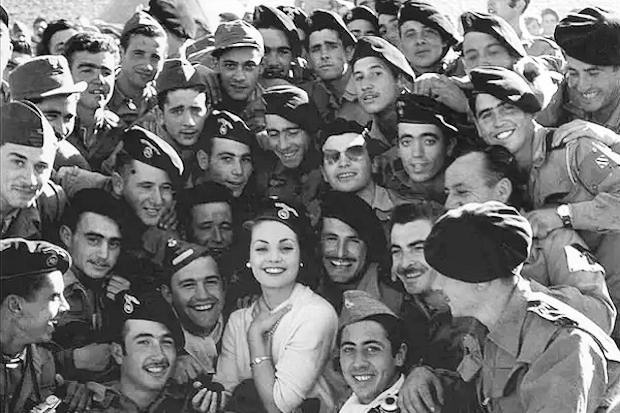 Carmen Sevilla, rodeada de soldados, el 31 de diciembre de 1957 en Sidi Ifni (FOTO: La Razón)