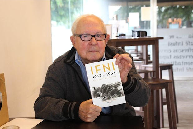 Adolfo Cano con su libro 'Ifni 1957-1958'