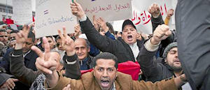 Un grupo de manifestantes exigen que se acabe la corrupción en Casablanca.
