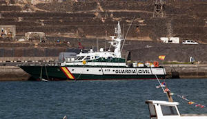 La lancha ´Cabaleiro´ está inmovilizada en Puerto Naos. La patrullera que colisionó con la patera se encuentra desde la mañana del jueves en el puerto pesquero de Naos. Según la Asociación de la Unión de Guardias Civiles la lancha se averió después de zarpar en busca de los inmigrantes irregulares. A su costado sigue la patera semihundida.  