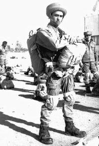 El salto de Erkun. El paracaidista alfareño fue uno de los que tomaron parte en el hito del Ejército español. :: J.L.G. 