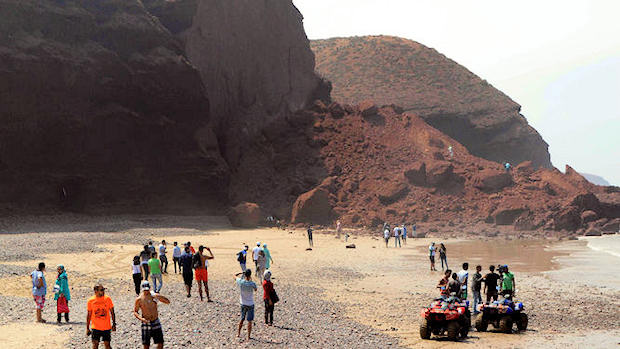 Uno de los arcos de roca natural que emergen del mar en la playa de Legzira, en el sur de Marruecos, se desmoronó. (Foto: AFP/Stringer)