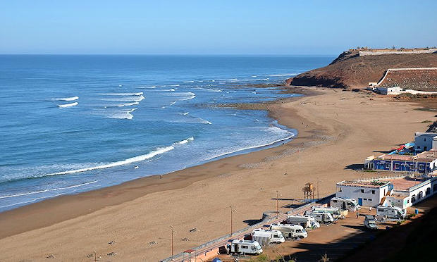 La playa roja de Sidi Ifni, famosa por sus vertiginosos acantilados de color ocre y arena fina, conserva su encanto y siempre atrae a turistas de todo el mundo. (Foto: Shutterstock)