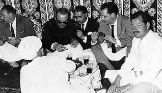  Ildefonso Gallardo, a la derecha de la imagen, en una cena durante su estancia en Sidi Ifni. (LA PROVINCIA/DLP)
