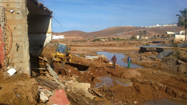 Excavadoras apartando escombros (Foto: Reda Zaireg; Medias 24)