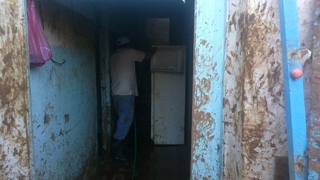 Hassan limpiando otro frigorífico. 