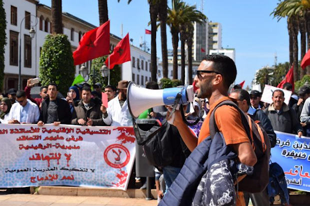 Mestros en huelga manifestándose en Rabat.