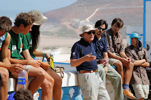 Joaquín Asenjo durante la visita a Sidi Ifni, explicando a los expediacionarios de MRS'2010 la historía de la ciudad.