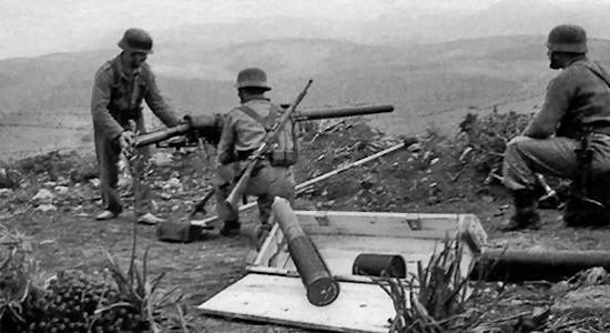 Soldados de Infantería durante la contienda del 57-58 con un cañón sin retroceso.