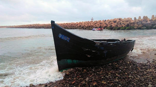 La patera naufragada en una playa de Sidi ifni. (Foto: Le360.ma )