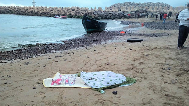 La patera naufragada y uno de los cadáveres devueltos por el mar (Foto: Le 360)