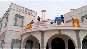 Jóvenes marroquíes durante su protesta en el antiguo consulado español.