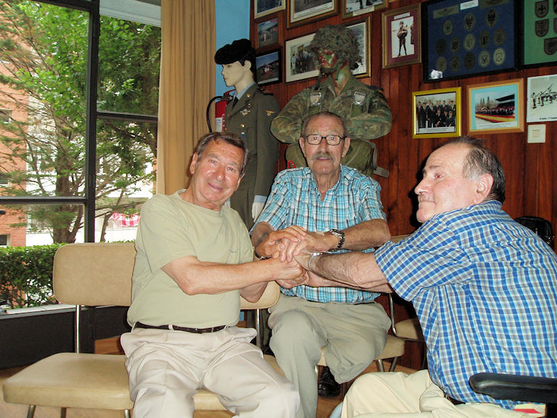 Antonio Carmona, Ramón Alvarado (Monchi, q.e.p.d.) y Carlos Mouteira, tres C.L. Paracaidistas durante la Guerra de Ifni, juntos el pasado verano después de casi 60 años, durante una visita organizada por Efrén Gómez.