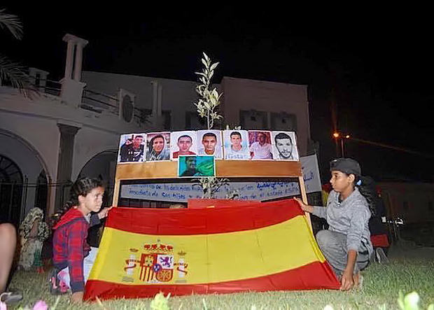 Homenaje al grupo Sidi Ifni 25 de julio bajo la bandera española.
