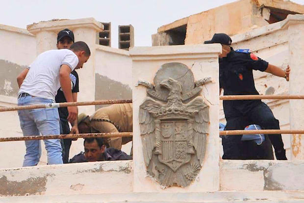 Gendarmes y policías marroquíes reducen a jóvenes que reivindican su españolidad ocupando el antiguo consulado, adornado todavía en 2016 con el escudo preconstitucional.