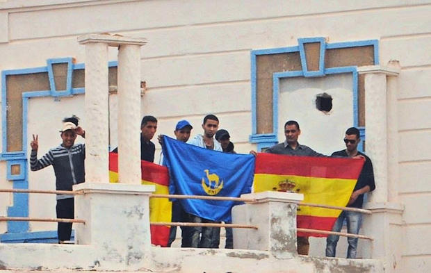 Imagen del grupo en el antiguo consulado español antes de llegar la policía.