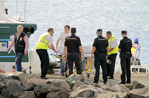 El cadáver de uno de los ocho inmigrantes desparecidos hoy tras el vuelco de una patera en aguas de Lanzarote- (EFE)