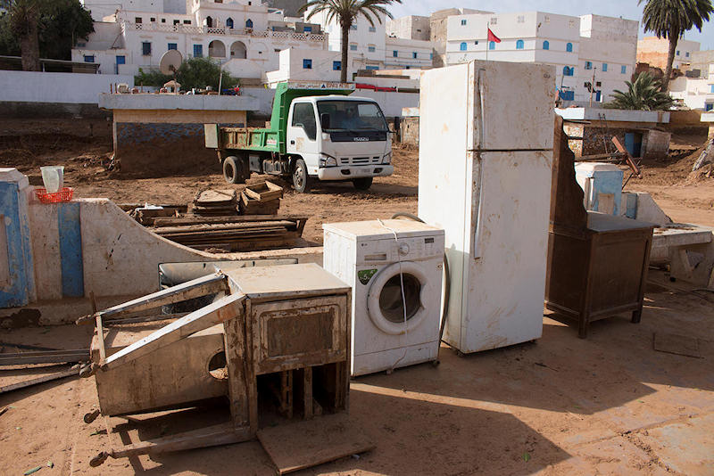Algunos muebles y equipos se secan al sol. (Foto: Tarek Bouraque)