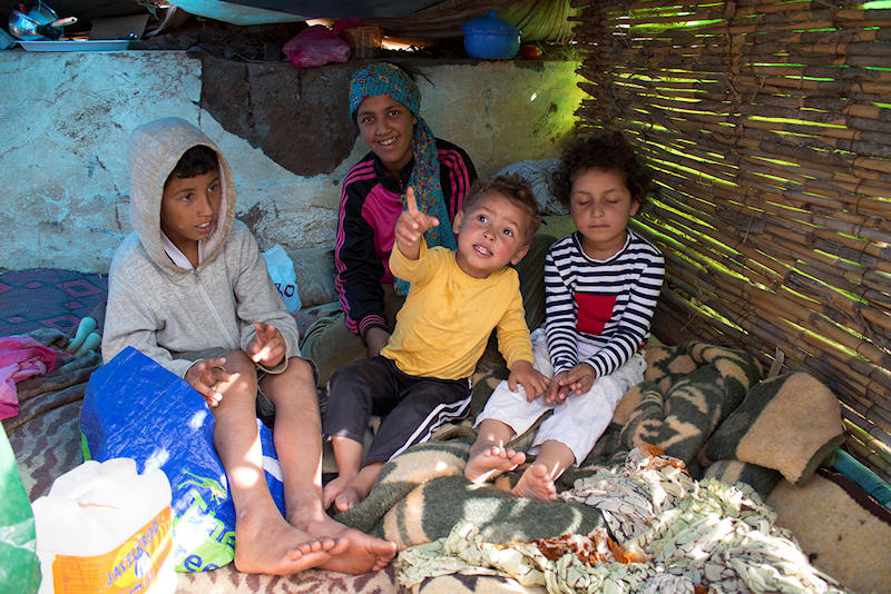 Los niños que viven durante un mes en una tienda de campaña improvisada. (Foto: Tarek Bouraque)