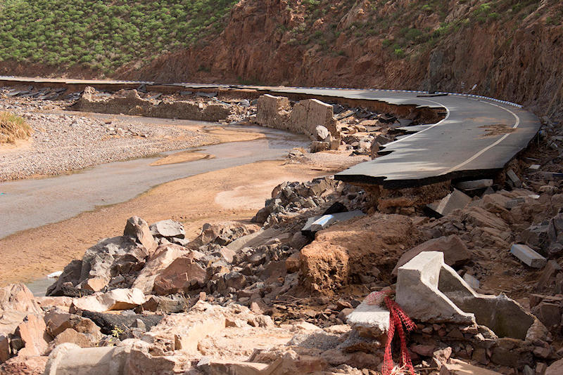 La carretera entre Sidi Ifni y Guelmim dañado por las inundaciones devastadoras. (Foto: Tarek Bouraque)
