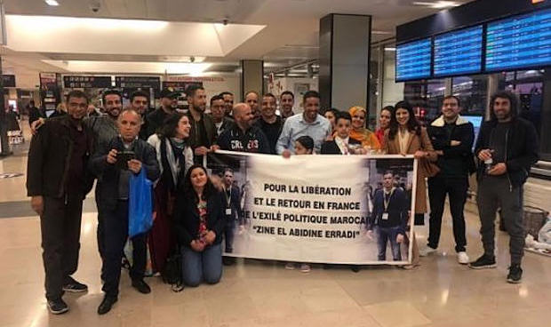 Miembros de la AMDH en Francia dan la bienvenida en Paris-Orly a Zine El Abidine Erradi a su regreso de Marruecos (Foto: AMDH París-IDF)