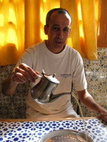 Ahmed Eissadi escanciando té moruno