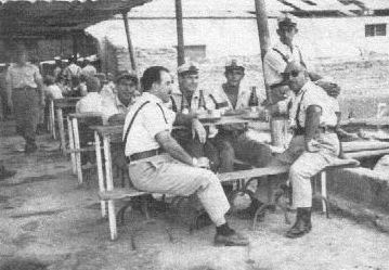 En la cantina del campamento: Sargentos Rubio, Marrero y Blanco y tres cabos instructores