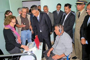 El Gobernador de Sidi Ifni y sus acompañantes durante la visita al Hospital de Sidi Ifni.