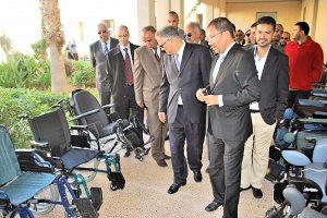 El Gobernador de Sidi Ifni y sus acompañantes durante la visita al Hospital de Sidi Ifni.