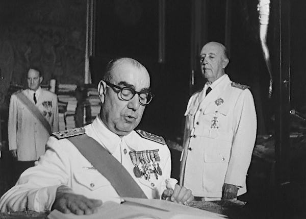 Carrero Blanco en presencia de Franco en la toma de posesión como Vicepresidente del Gobierno (1967).