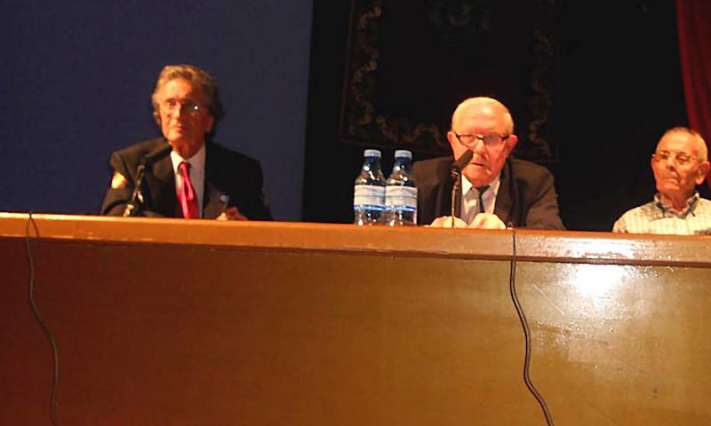 Adolfo Cano (centro) durante la conferencia, acompañado por el también excombatiente de Tiradores de Ifni, Nazario Selles (derecha), y el C.L. Paracaidista Emilio Simarro (izquierda)