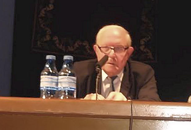 Adolfo durante una de sus conferencias.