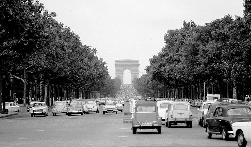 Paris, años 60. Los Campos Elíseos, al fondo el Arco del Triunfo.