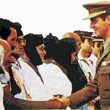 El Príncipe Juan Carlos saludando a los notables saharauis durante su visita.