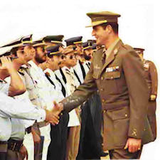 El Príncipe Juan Carlos durante su visita al Sahara saludando a los mandos militares..