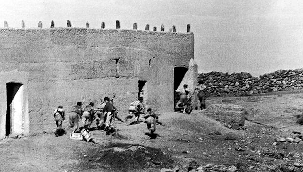 Tiradores de Ifni asaltando una cabila durante la guerra.