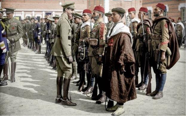 El Rey Alfonso XIII pasando revista a tropas de Regulares.